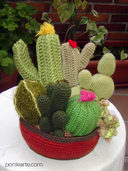 Maceta de cactus en amigurumi. Clara Ortega. Ponle arte.
