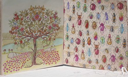 Arbol y escarabajos en el Jardín Secreto de Johanna Basford