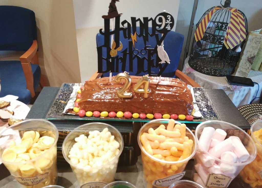 Paquete de decoración de fiesta de cumpleaños de Harry Potter para 16  unidades, incluye 16 platos de postre, 16 servilletas, 1 pancarta de feliz