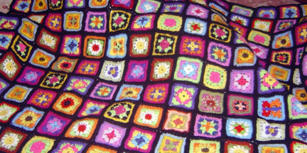 Una manta de patchwork de ganchillo