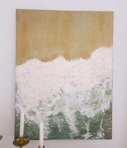 Un cuadro de la orilla del mar vista desde arriba con textura rugosa y colores dorados. Pintado con pintura acrílica.